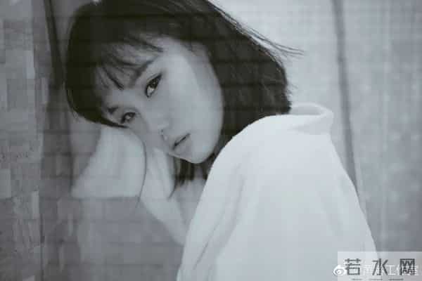 黄龄把腿上的淤青画成锦鲤