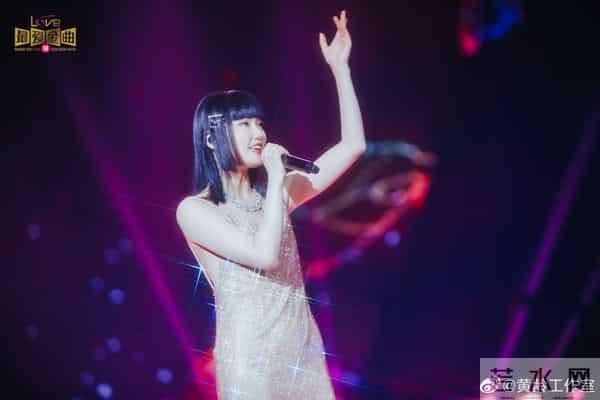 黄龄把腿上的淤青画成锦鲤