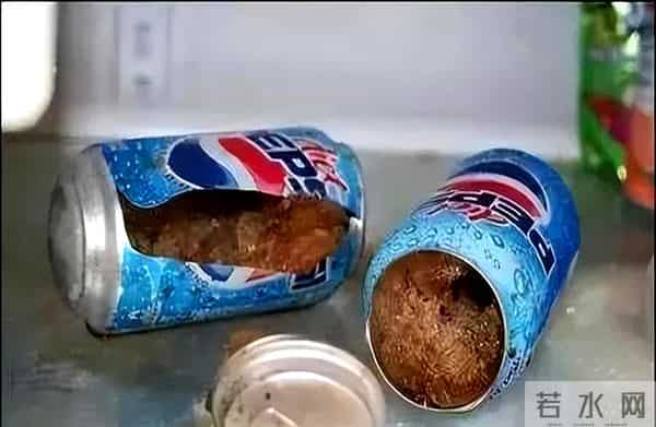 冰箱拿饮料爆炸