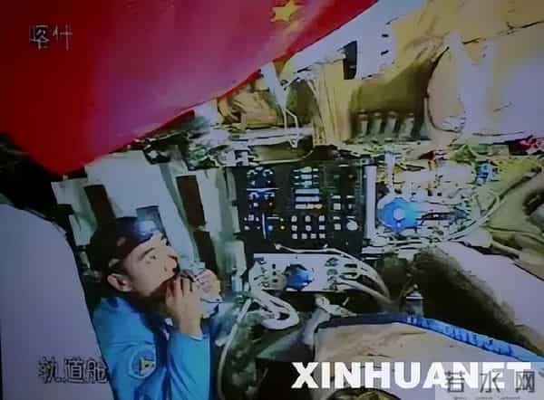 航天员太空就餐场面