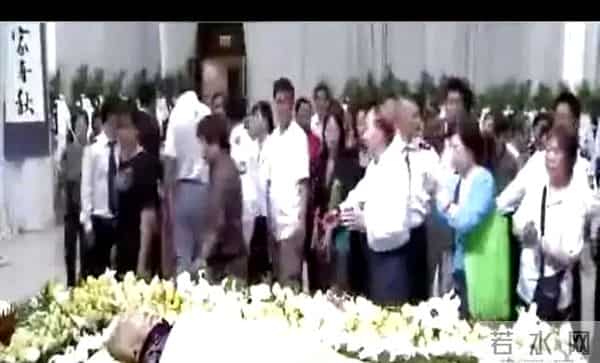 杨飞飞-用掌声送别沪剧女王杨飞飞落葬上海，这场告别仪式看哭了！