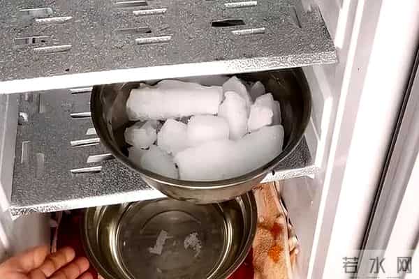 冰箱拿饮料爆炸