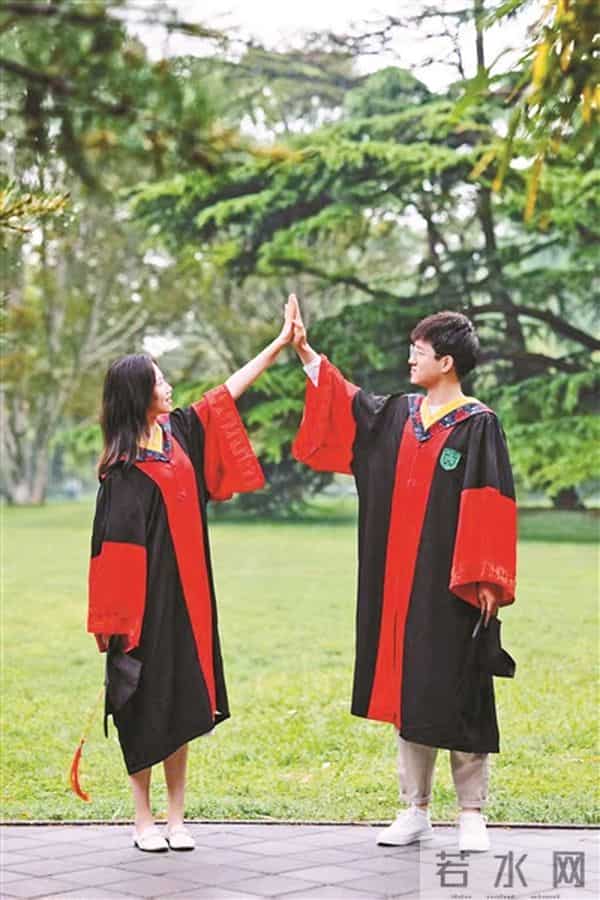 实验室起火博士后头顶火苗冲出