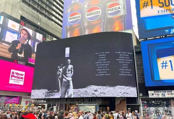 贾斯汀-比伯-31岁贾斯汀·比伯带妻儿发新专辑，裤腰卡臀部下，被嘲“长不大”