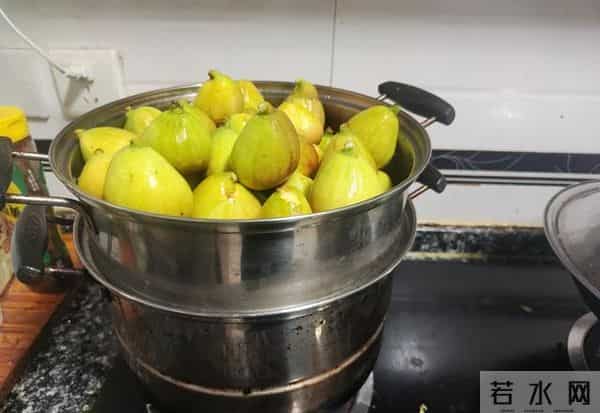 上海居民12点准时走出小区