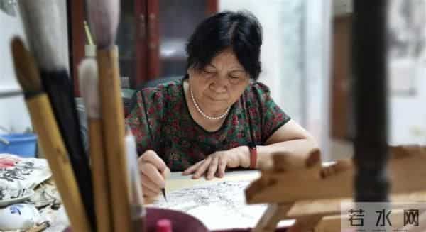 70岁阿婆拿双学位