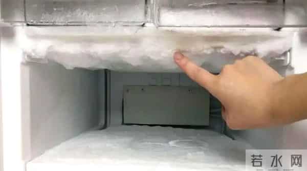 冰箱拿饮料爆炸