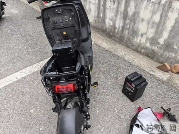 第十一回电影-直接在派出所违法改装?上海街头惊现“流水线”式造假,现场操作让人瞠目