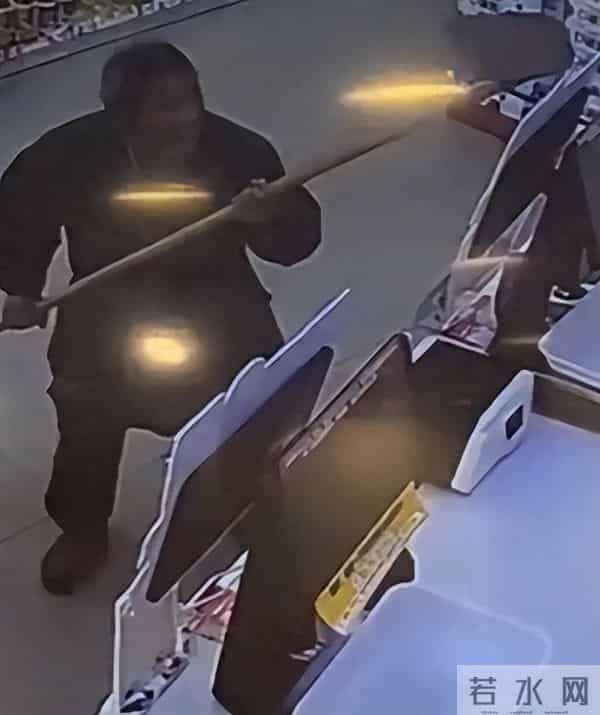 警方回应男子持锄头追打孩子