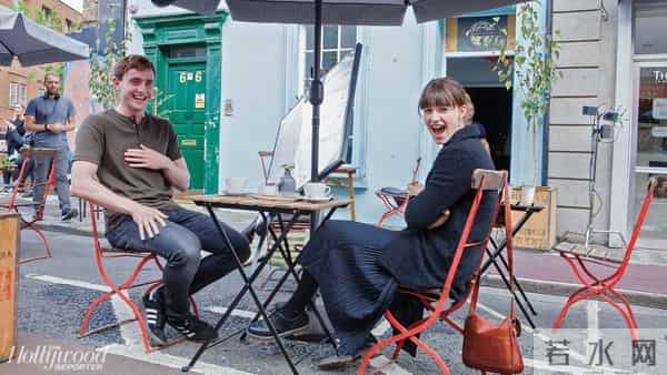 普通人英剧-《普通人》曝珍贵幕后照 男女主对镜甜笑默契足