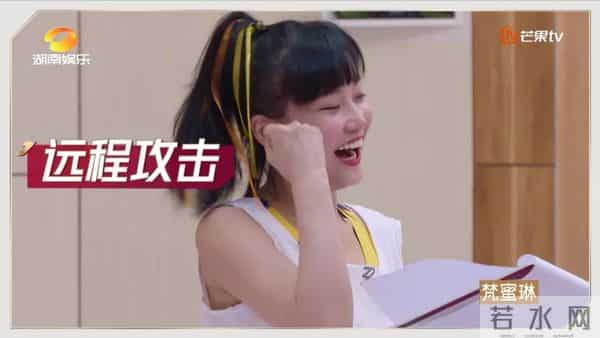 黄龄把腿上的淤青画成锦鲤