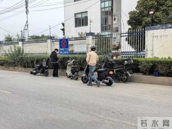 第十一回电影-直接在派出所违法改装?上海街头惊现“流水线”式造假,现场操作让人瞠目