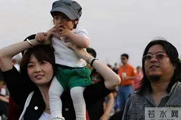 高晓松年龄-56岁高晓松与高中女友相约聚会，晒二人恋爱时合影，被嘲像两代人