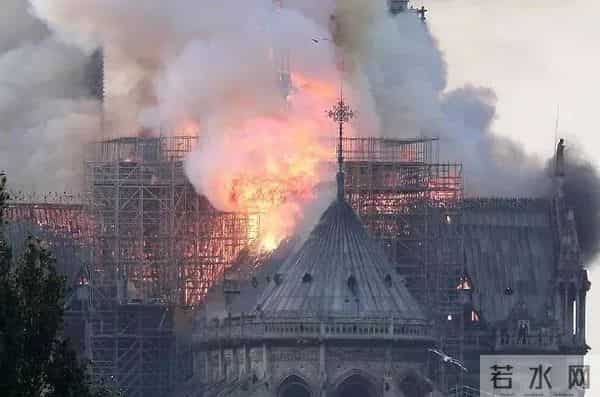 圣母院着火-巴黎圣母院突发大火！塔尖倒塌的那一刻，太心痛了！