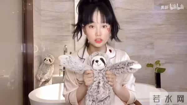 黄龄把腿上的淤青画成锦鲤