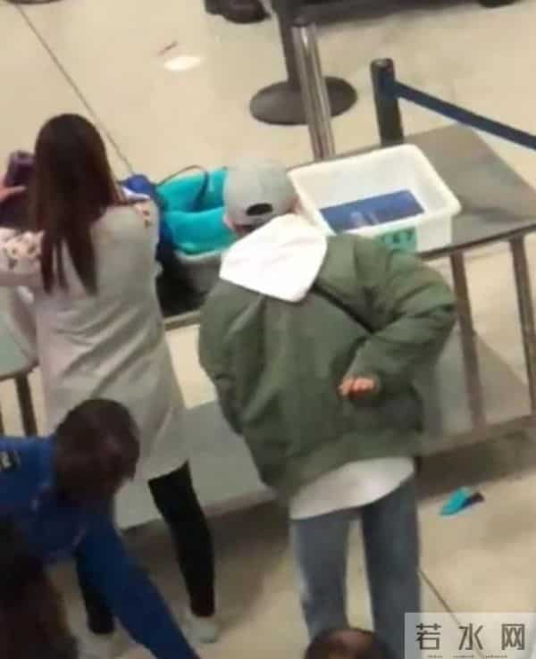 王源打飞机-王源联合国演讲回国 机场对粉丝模仿飞机起飞