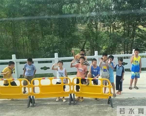 大巴后面追出很多小孩,不停挥手……