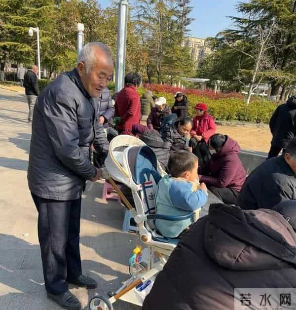 进城带孙子五年,孙子上幼儿园后,我准备回老家,儿媳竟追到车站