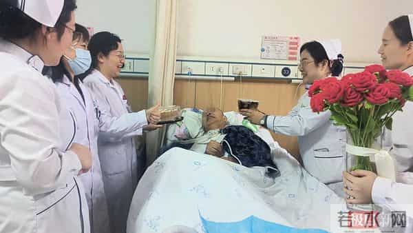 病房里的生日惊喜!医护人员贴心送上长寿面为其庆祝