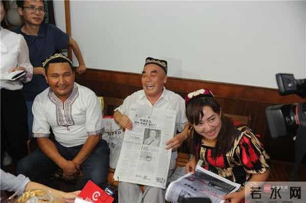 19年后抱着新疆“女儿”劝她不哭 成都“李爸爸”却湿了眼