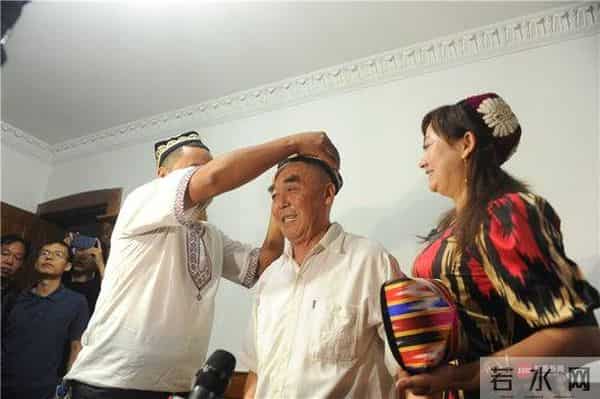 19年后抱着新疆“女儿”劝她不哭 成都“李爸爸”却湿了眼