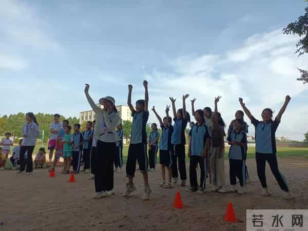 大巴后面追出很多小孩,不停挥手……