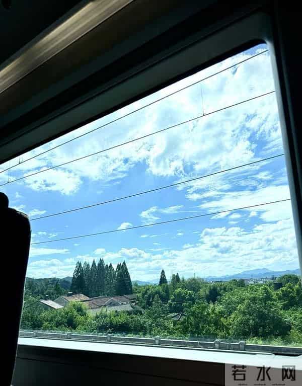 进城带孙子五年,孙子上幼儿园后,我准备回老家,儿媳竟追到车站