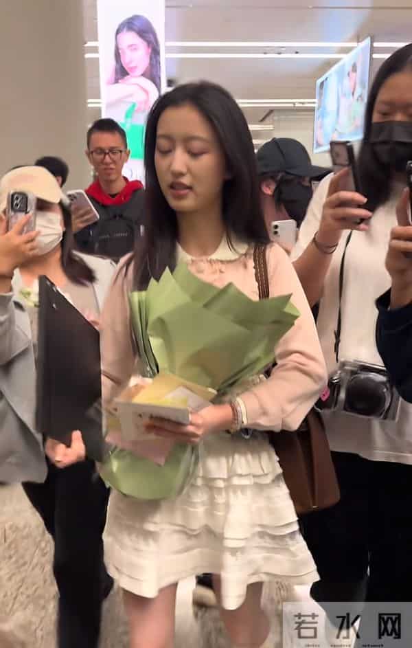 16岁裴佳欣机场被撞吓懵！追星别越界，公共场所不是追星场！