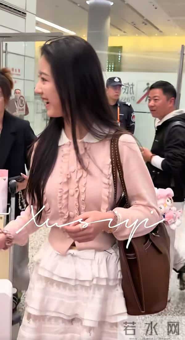 16岁裴佳欣机场被撞吓懵！追星别越界，公共场所不是追星场！