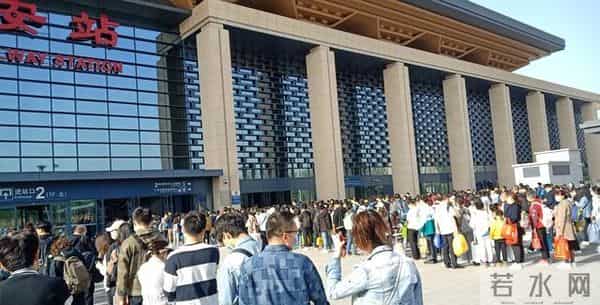 进城带孙子五年,孙子上幼儿园后,我准备回老家,儿媳竟追到车站