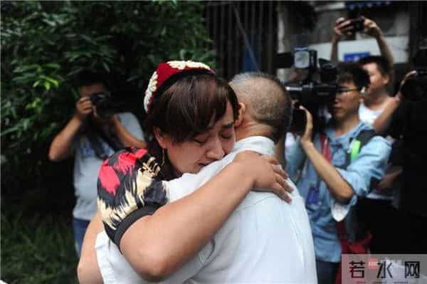 19年后抱着新疆“女儿”劝她不哭 成都“李爸爸”却湿了眼