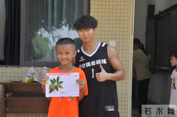 大巴后面追出很多小孩,不停挥手……