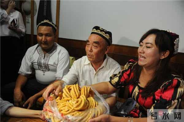 19年后抱着新疆“女儿”劝她不哭 成都“李爸爸”却湿了眼