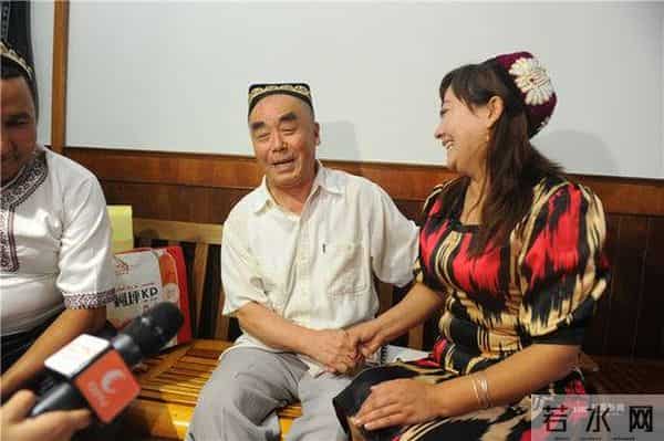 19年后抱着新疆“女儿”劝她不哭 成都“李爸爸”却湿了眼