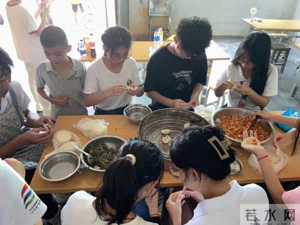 大巴后面追出很多小孩,不停挥手……