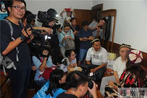 19年后抱着新疆“女儿”劝她不哭 成都“李爸爸”却湿了眼