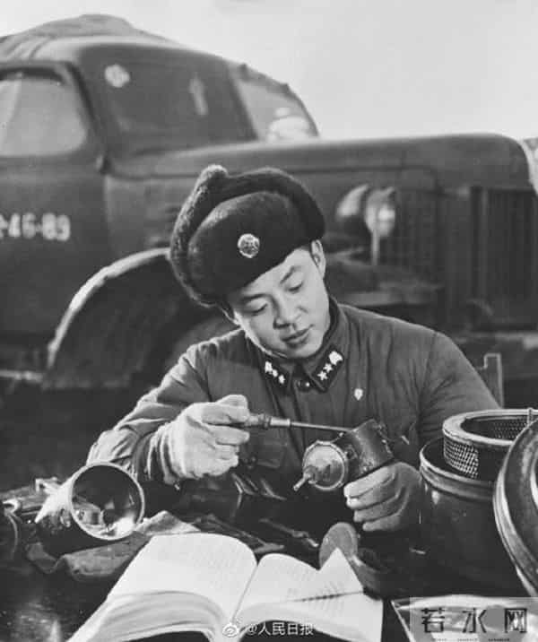 做一颗永不生锈的螺丝钉！今天，怀念雷锋