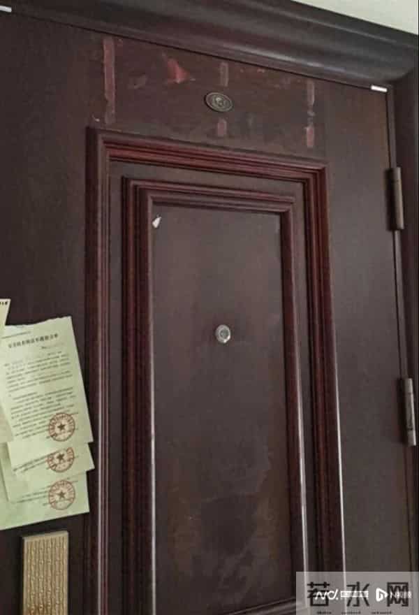 探访女子家门口遇害案事发小区：物业称已配备45岁以下保安