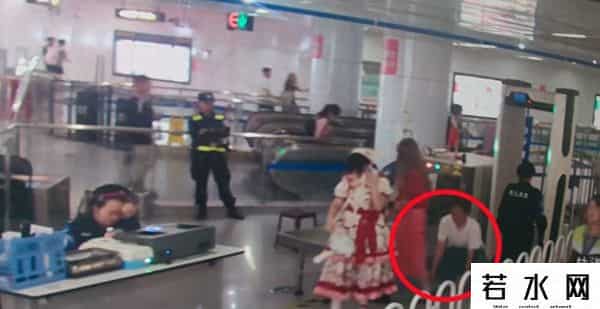 偸拍,男子地铁内蹲地偷拍裙底，作案细节全被记录！警方：行拘5日！