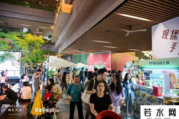 虹口夜经济绽放多元魅力：舞台璀璨、市集烟火、江风共舞“不夜天”
