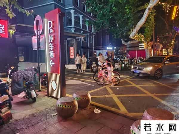 赣榆“二道街”夜市开集，现场人山人海，目前看是商铺+摊主双赢