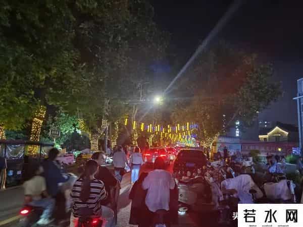 赣榆“二道街”夜市开集，现场人山人海，目前看是商铺+摊主双赢