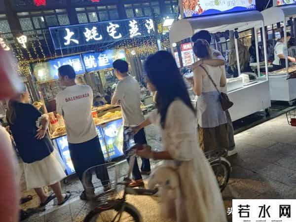 赣榆“二道街”夜市开集，现场人山人海，目前看是商铺+摊主双赢