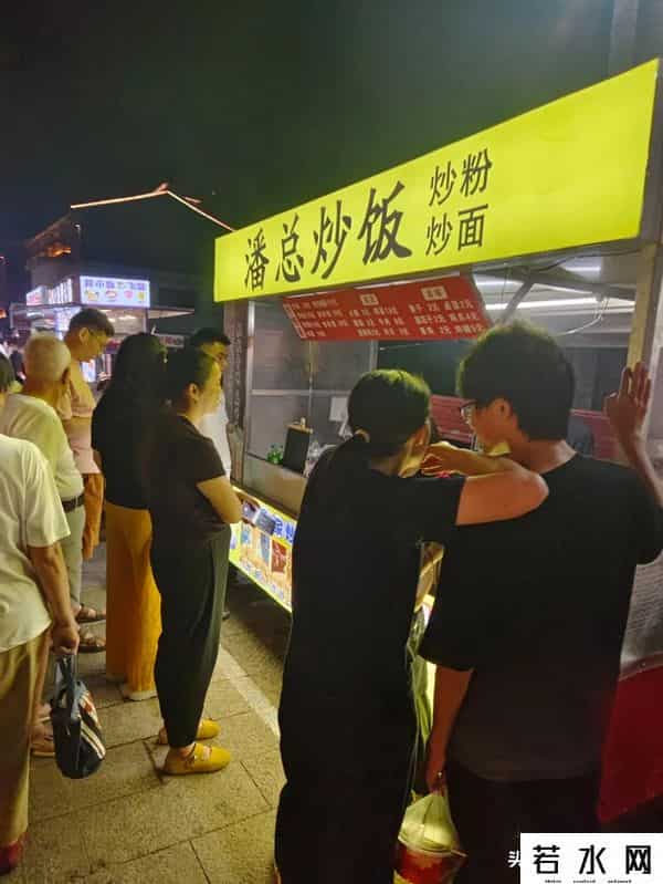 赣榆“二道街”夜市开集，现场人山人海，目前看是商铺+摊主双赢