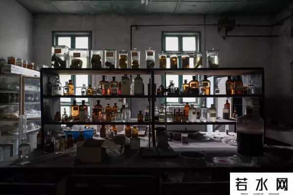 生锈游乐场,城市废墟探索者:我见过废弃的旅馆、监狱和屠宰场