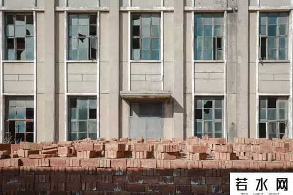 生锈游乐场,城市废墟探索者:我见过废弃的旅馆、监狱和屠宰场