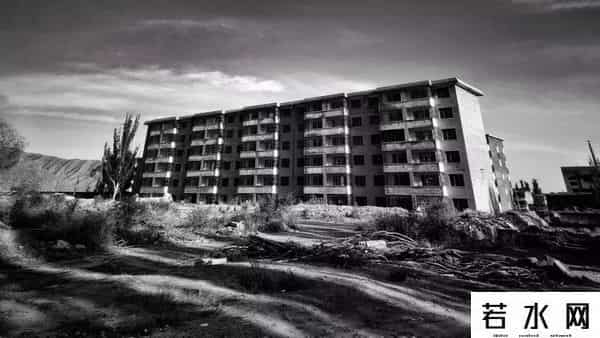 生锈游乐场,城市废墟探索者:我见过废弃的旅馆、监狱和屠宰场