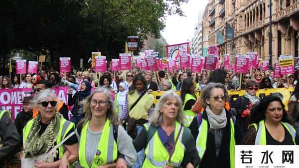 15万人走上伦敦街头游行，马斯克视频喊话解散英国议会