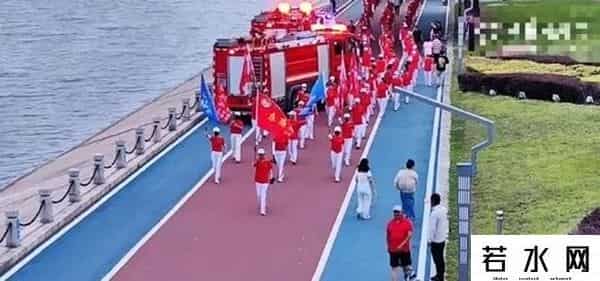 暴走大世界,辽宁百人暴走队团长身份被扒,退休女教师收钱打广告不干人事