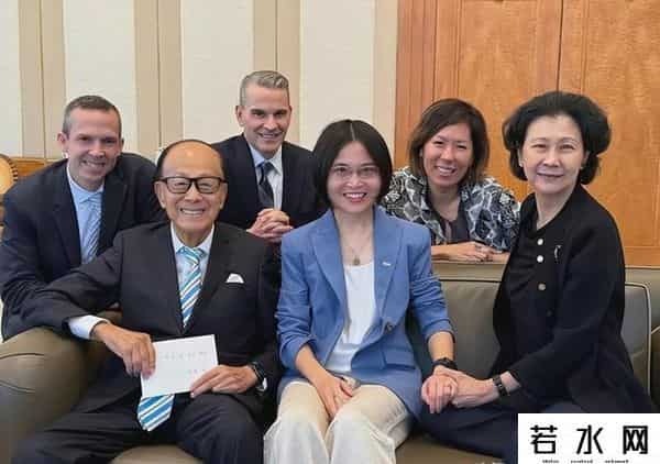 李嘉诚再现身！穿西装与周凯旋同框接见贵客，戴接地气手表引关注